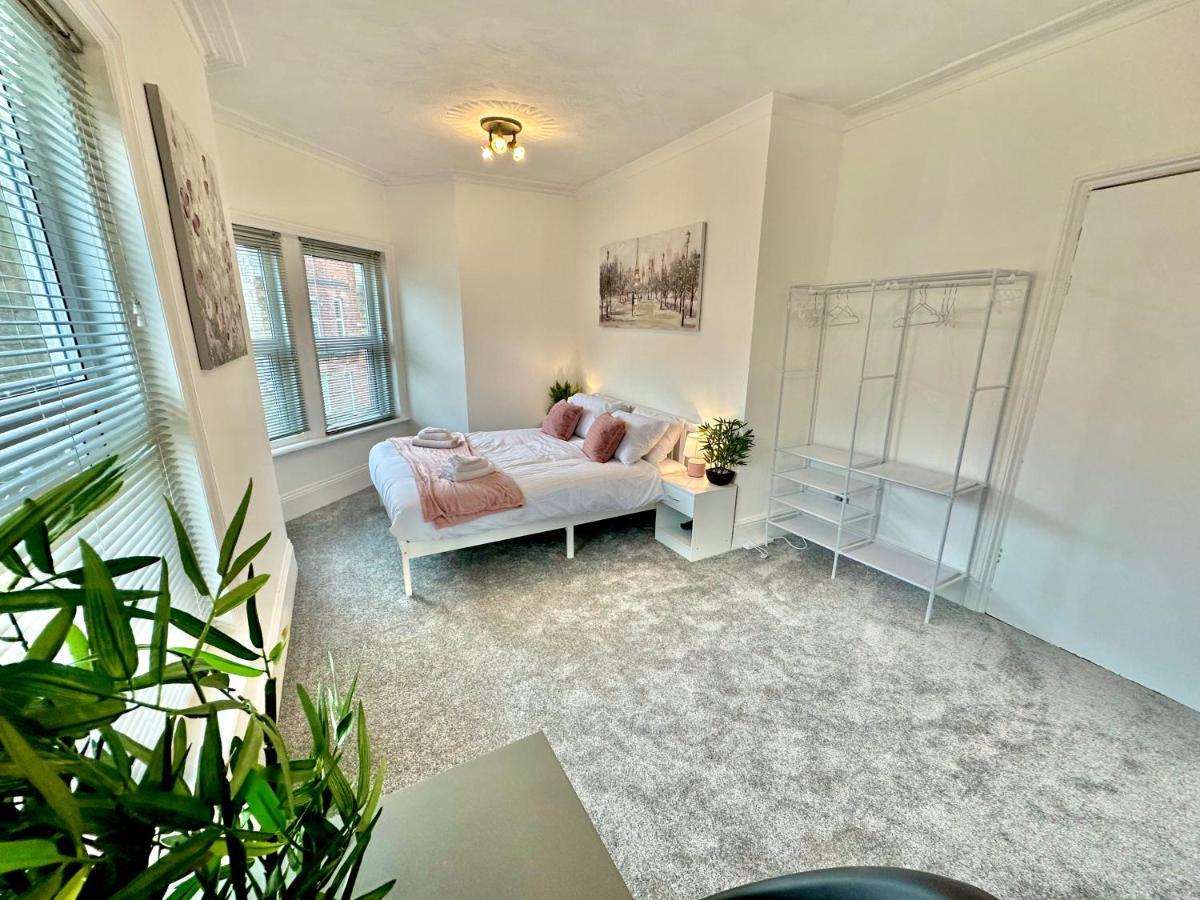 Chic Apartment In Central Bournemouth With Parking Экстерьер фото